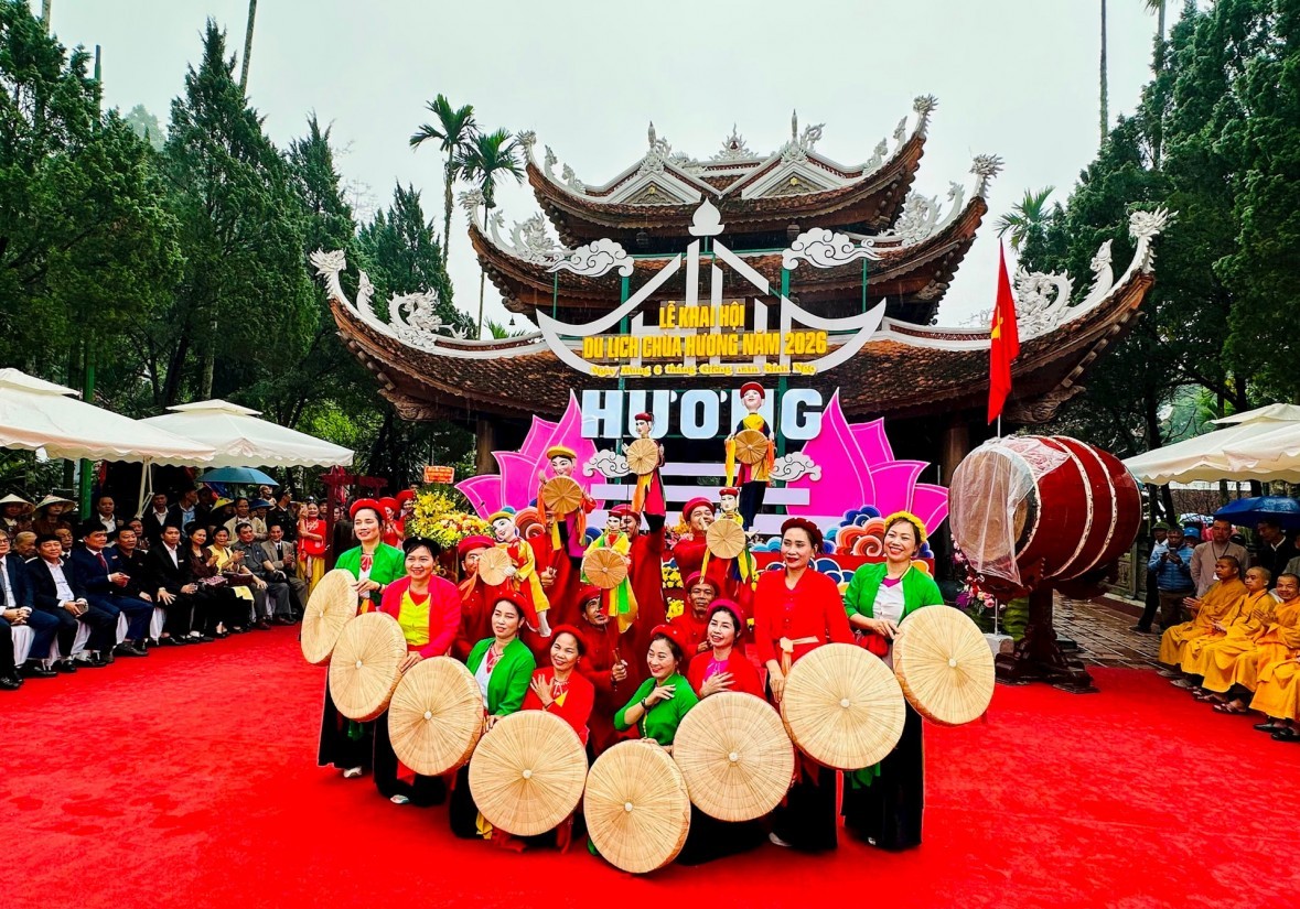 Hàng nghìn người dự Khai hội chùa Hương 2026