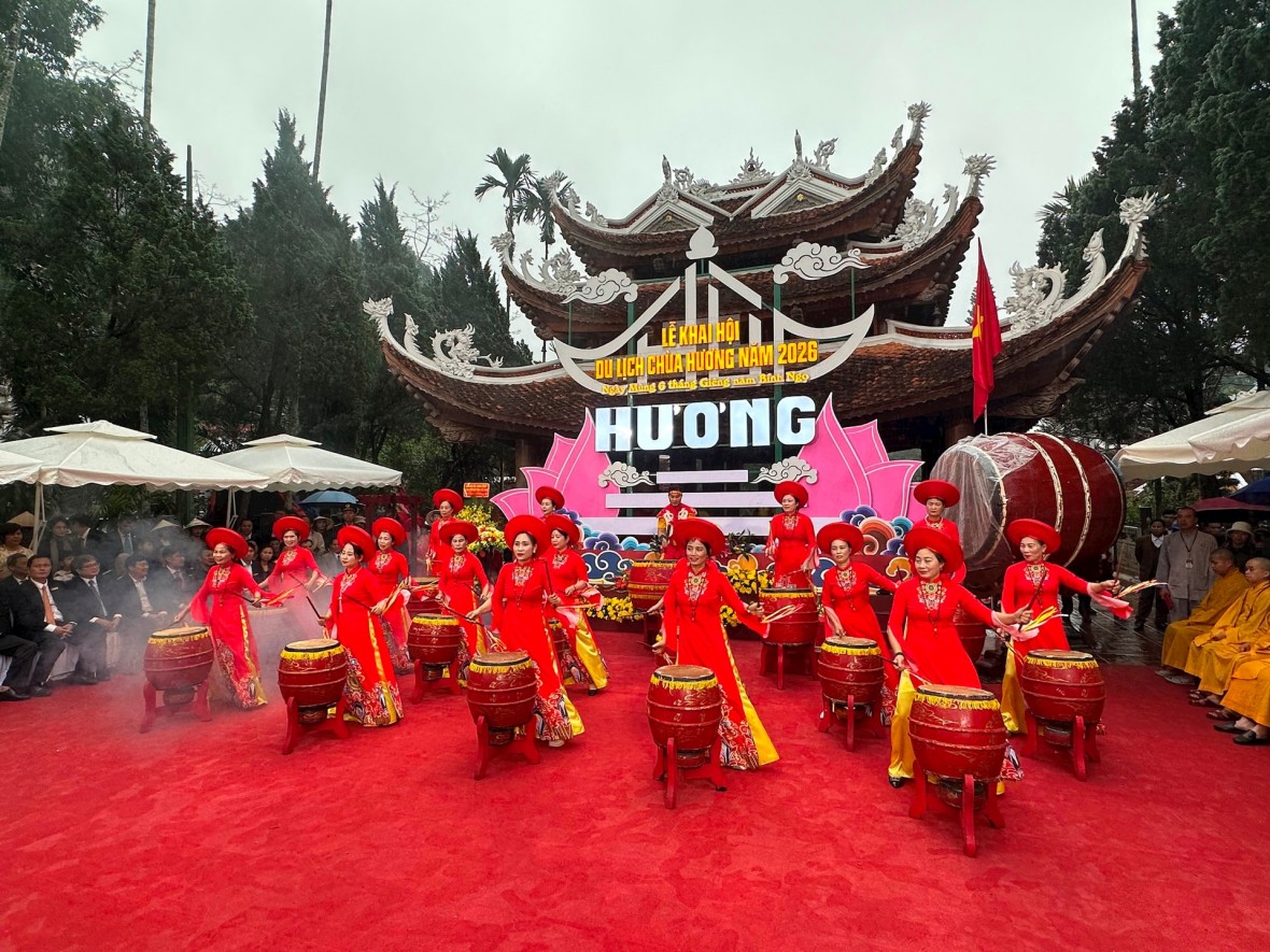 Hàng nghìn người dự Khai hội chùa Hương 2026