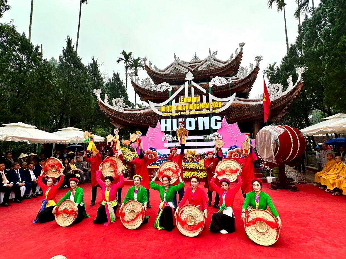 Hàng nghìn người dự Khai hội chùa Hương 2026