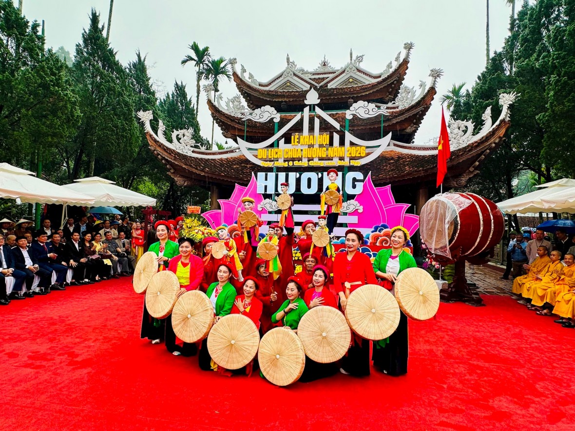 Hàng nghìn người dự Khai hội chùa Hương 2026