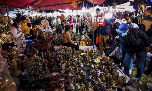 Đồ đồng cổ, giả cổ cũng được bày bán với nhiều mẫu mã phong phú