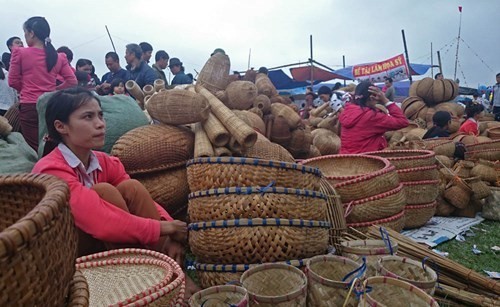 các nông cụ, đồ chài lưới được bày bán  với nét đặc trưng của vùng chiêm trũng