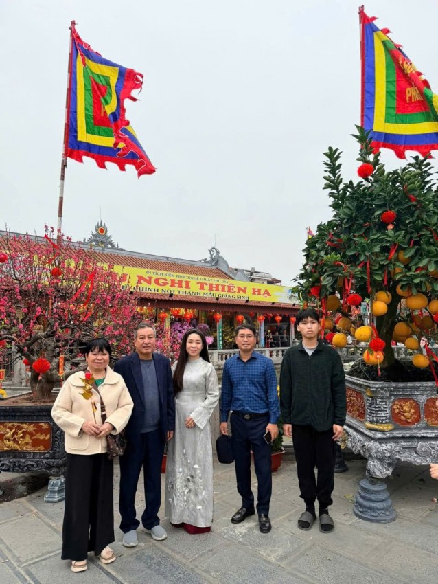 Khách thập phương về với chợ Viềng bời nơi đây còn gắn liền với nét tâm linh đạo mẫu