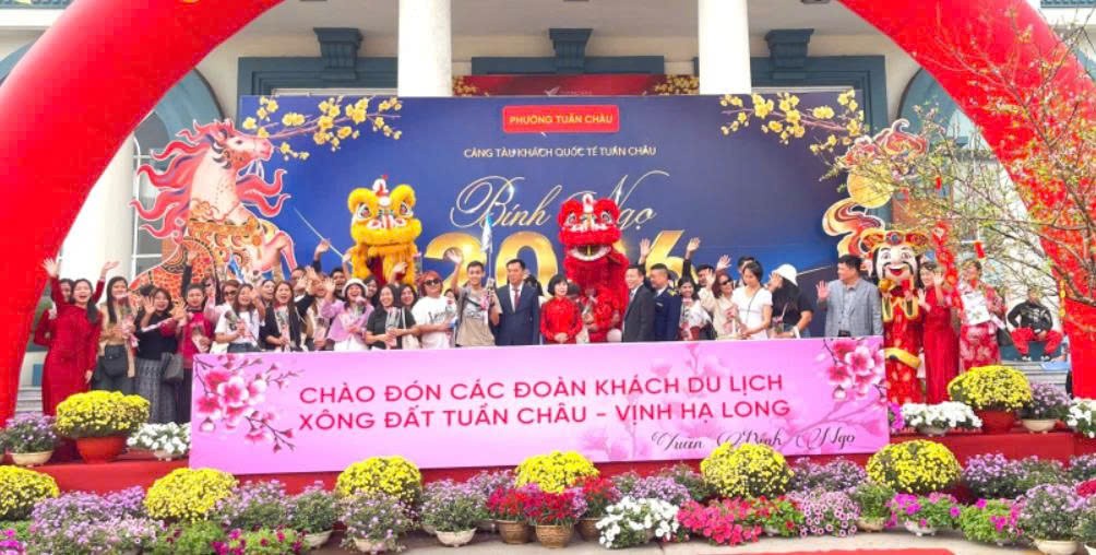 Sáng mùng 1 Tết Nguyên đán Bính Ngọ 2026, tại Cảng tàu khách quốc tế Tuần Châu (phường Tuần Châu) đã có nhiều đoàn khách du lịch tới “xông đất” đầu năm mới.