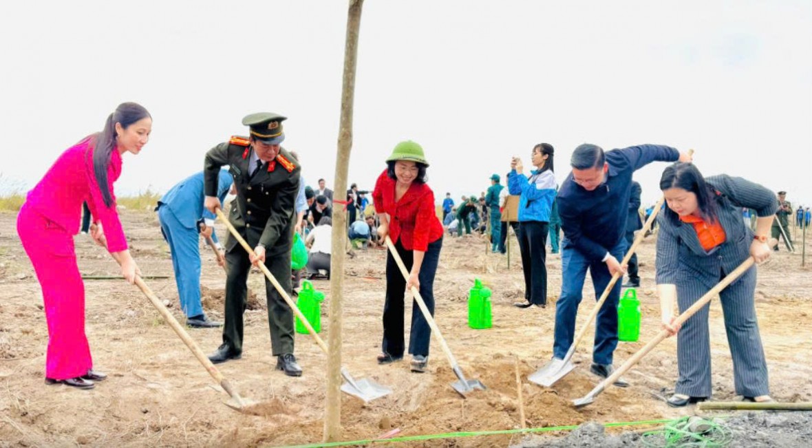 Bà Trịnh Thị Minh Thanh, Phó Bí thư Thường trực Tỉnh ủy, Chủ tịch HĐND tỉnh cùng lãnh đạo sở, ngành và phường Cửa Ông trồng cây tại Cụm Công nghiệp Cẩm Thịnh.