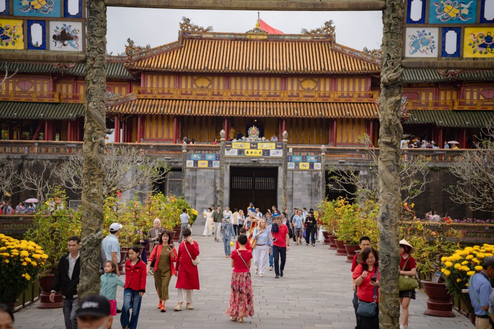 Tổng lượng khách đến thành phố ước đạt hơn 523.600 lượt, tăng 245% so với cùng kỳ. (Ảnh: Cổng TTĐT TP Huế) Tổng lượng khách đến thành phố ước đạt hơn 523.600 lượt, tăng 245% so với cùng kỳ. (Ảnh: Cổng TTĐT TP Huế)