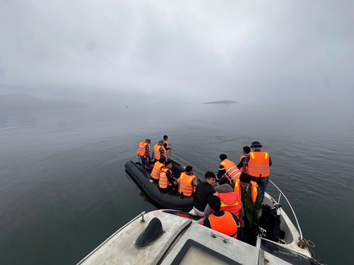 Cán bộ, chiến sĩ Công an và Quân đội triển khai lặn tìm kiếm các nạn nhân trong vụ tại nạn đường thủy tại 