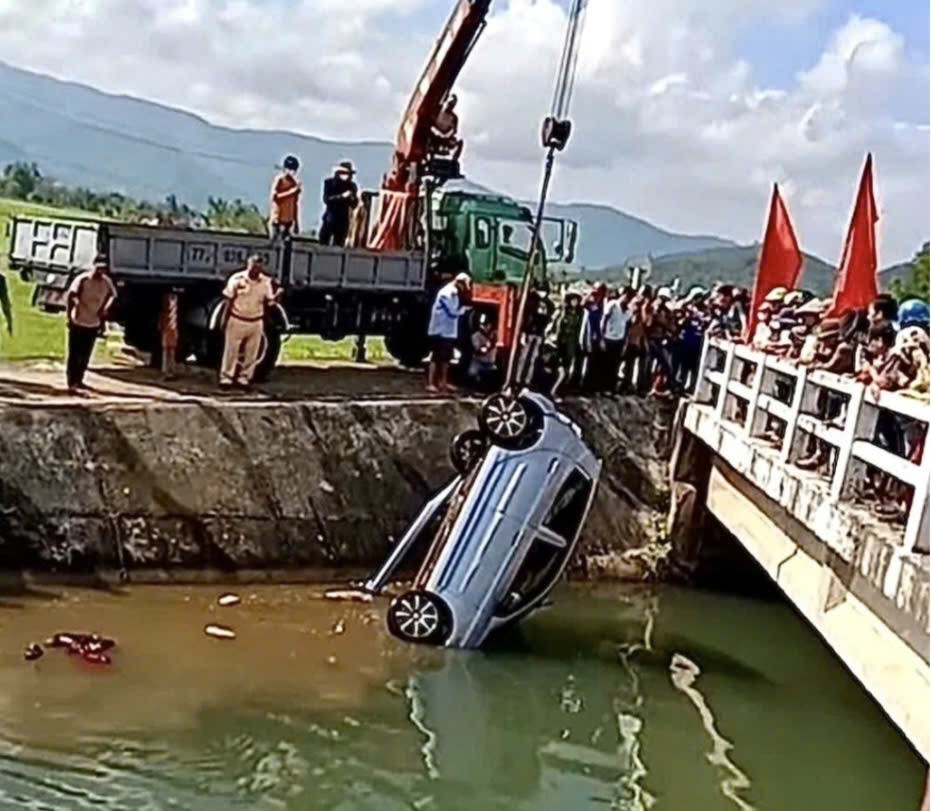 Phát hiện 2 thi thể bên cạnh ô tô chìm dưới mương nước ở Gia Lai