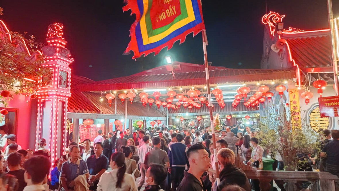 Hàng vạn người đổ về chợ “mua may, bán rủi” Viềng Xuân- Phủ Dầy