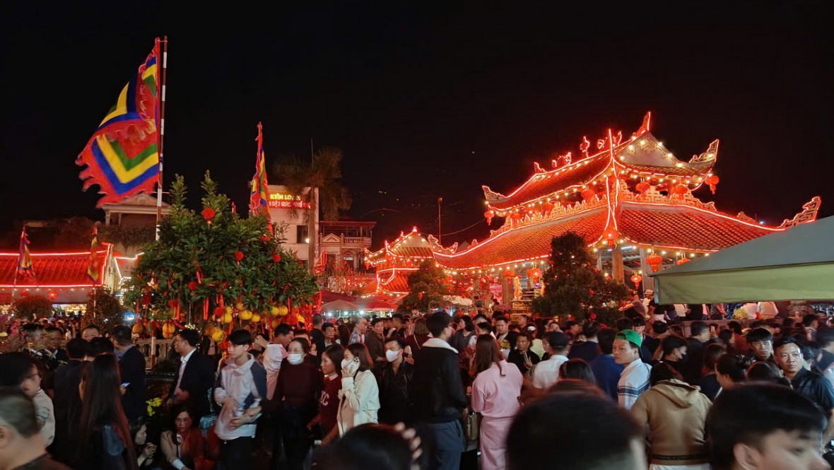 Hàng vạn người đổ về chợ “mua may, bán rủi” Viềng Xuân- Phủ Dầy