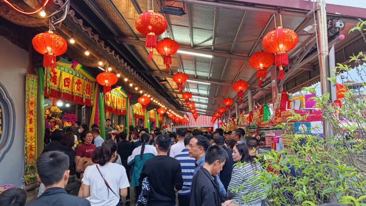 Hàng vạn người đổ về chợ “mua may, bán rủi” Viềng Xuân- Phủ Dầy