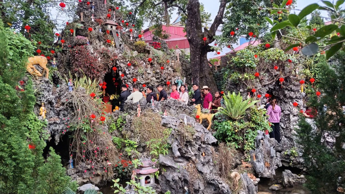 Hàng vạn người đổ về chợ “mua may, bán rủi” Viềng Xuân- Phủ Dầy