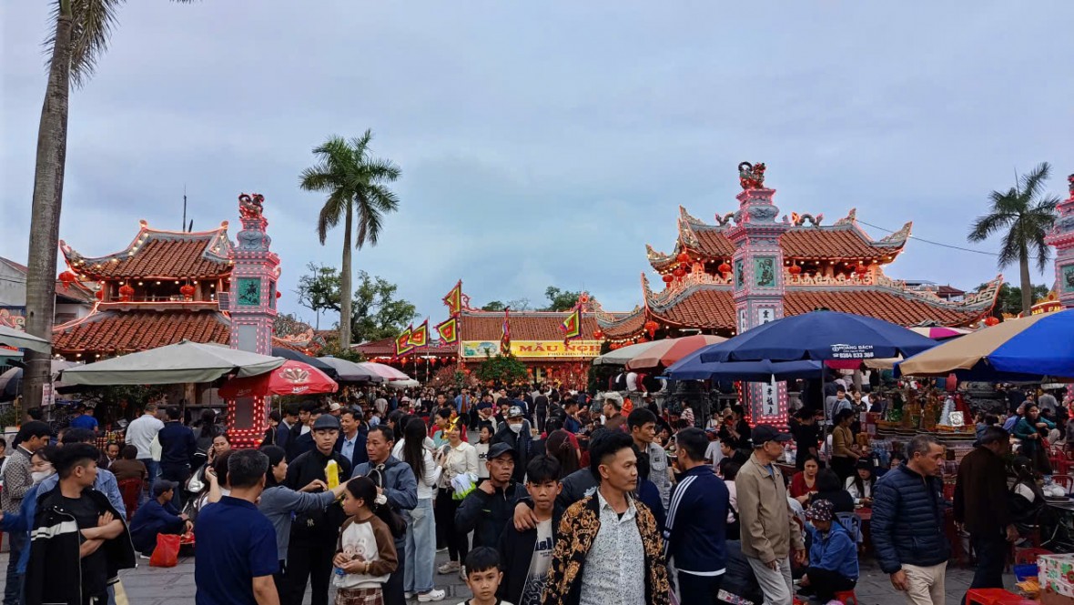 Hàng vạn người đổ về chợ “mua may, bán rủi” Viềng Xuân- Phủ Dầy