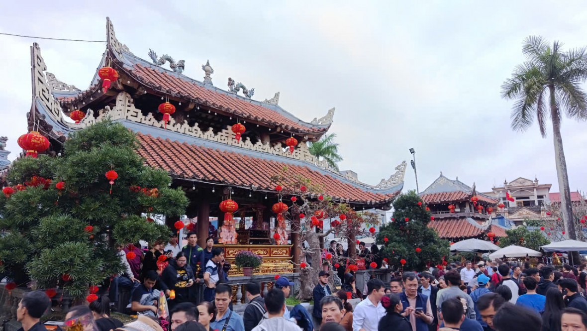 Hàng vạn người đổ về chợ “mua may, bán rủi” Viềng Xuân- Phủ Dầy