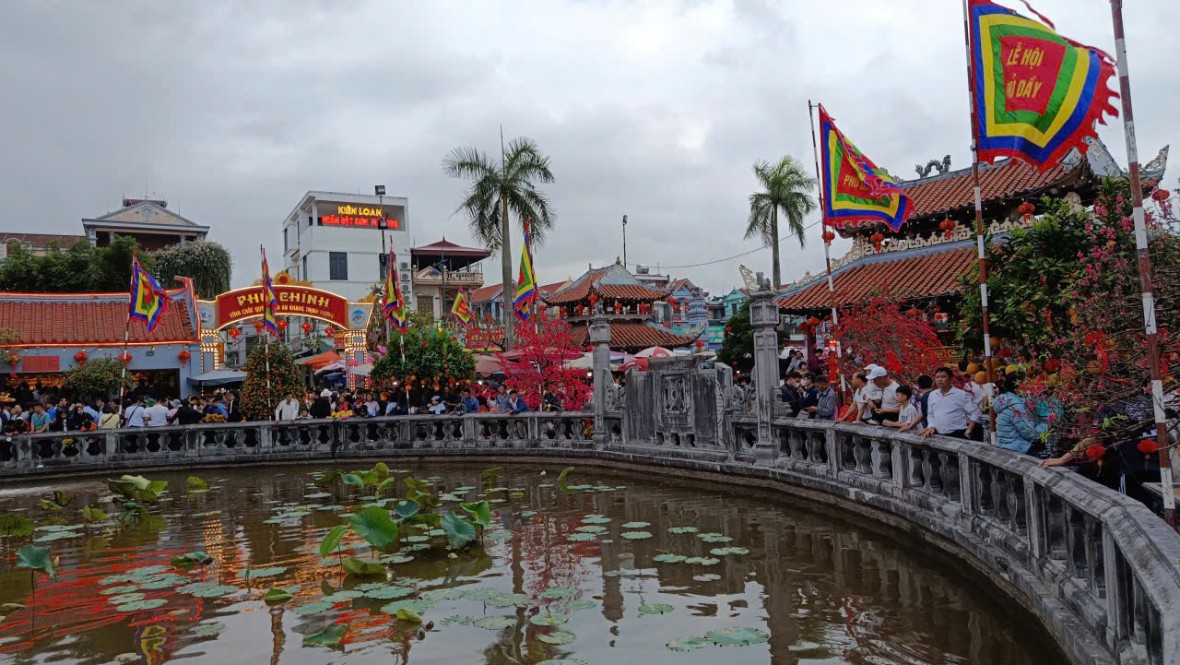 Hàng vạn người đổ về chợ “mua may, bán rủi” Viềng Xuân- Phủ Dầy