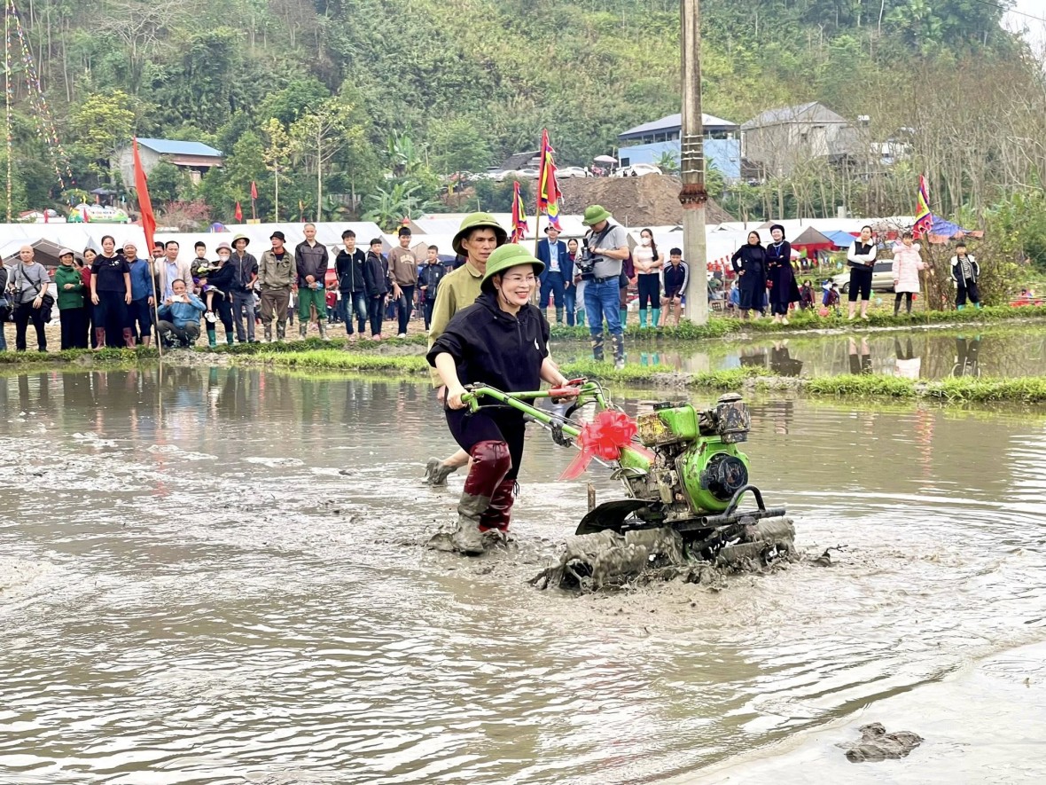 Bí thư xã Bạch Thông xuống đồng và thực hiện nghi lễ 