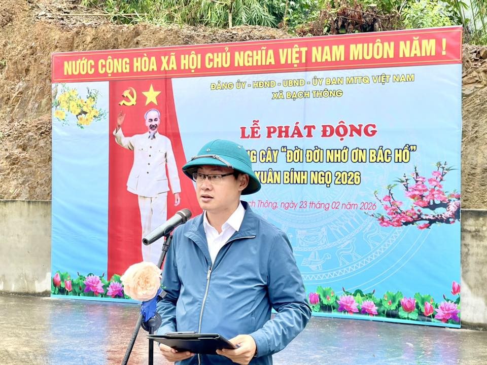 Bí thư xã Bạch Thông xuống đồng và thực hiện nghi lễ 
