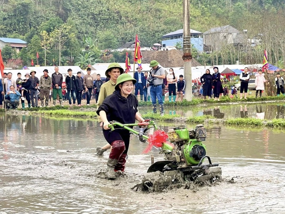 Bí thư xã Bạch Thông xuống đồng và thực hiện nghi lễ "đường cày đầu năm"