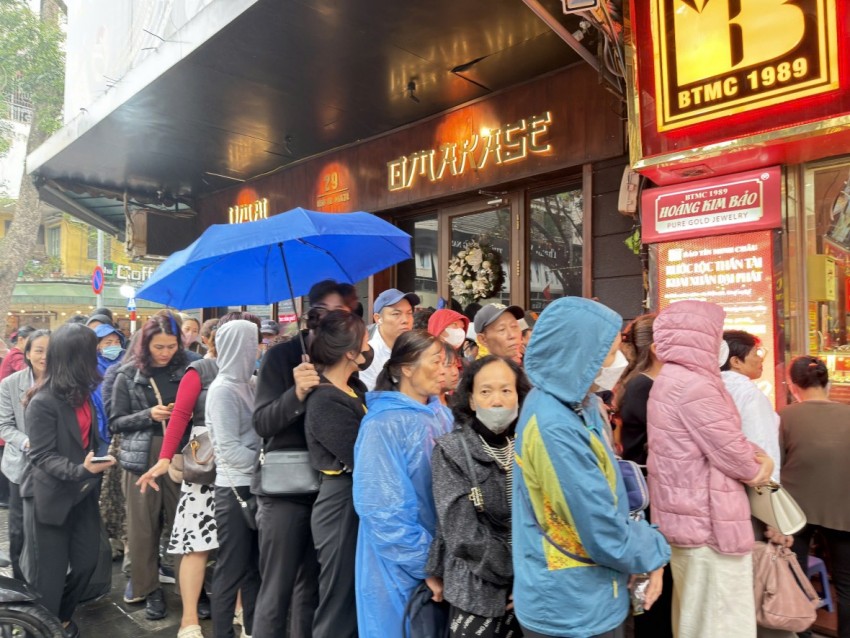Người dân đội mưa xếp hàng mua vàng ngày Vía Thần tài