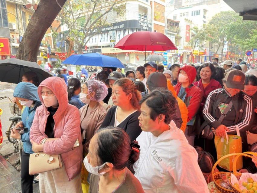 Người dân đội mưa xếp hàng mua vàng ngày Vía Thần tài