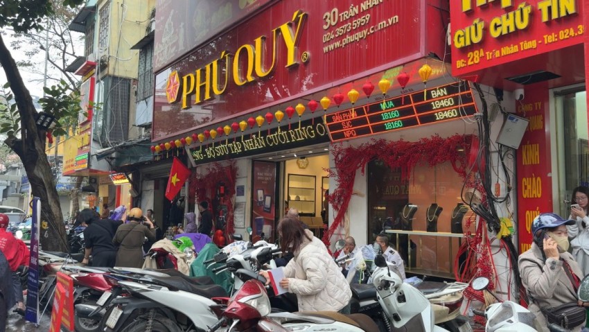 Người dân đội mưa xếp hàng mua vàng ngày Vía Thần tài