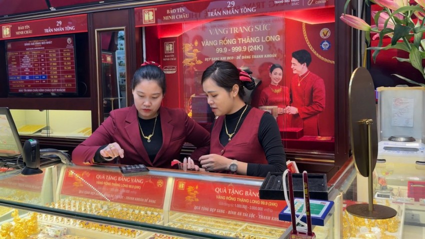 Người dân đội mưa xếp hàng mua vàng ngày Vía Thần tài