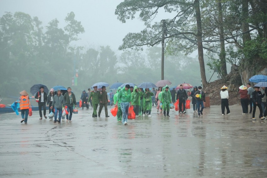 Hàng vạn du khách đội mưa trẩy hội Chùa Hương đầu xuân Bính Ngọ