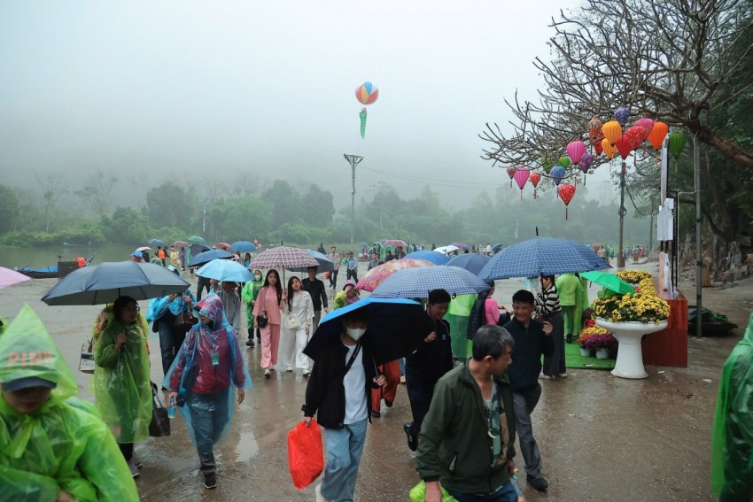 Hàng vạn du khách đội mưa trẩy hội Chùa Hương đầu xuân Bính Ngọ