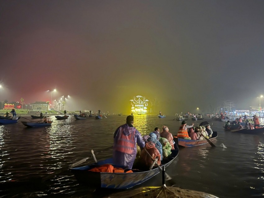 Hàng vạn du khách đội mưa trẩy hội Chùa Hương đầu xuân Bính Ngọ