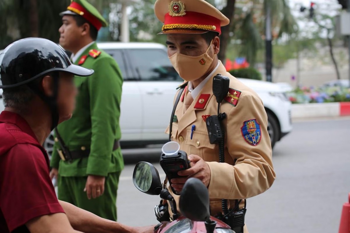 CSGT và Công an phường Ngọc Hà tổ chức kiểm soát vi phạm nồng độ cồn.