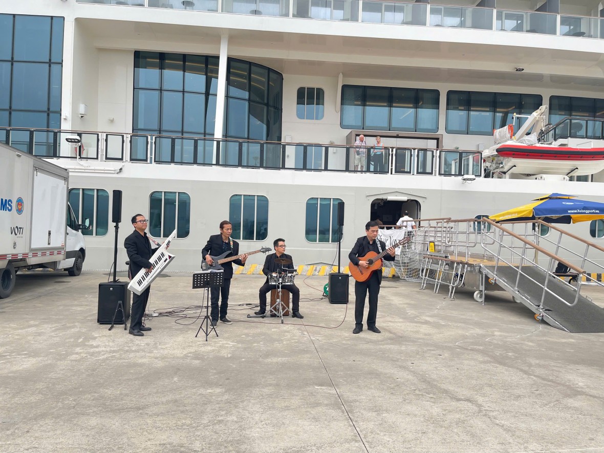 Cảng tàu khách quốc tế Hạ Long chào đón du khách bằng màn trình diễn âm nhạc tưng bừng, rộn ràng.