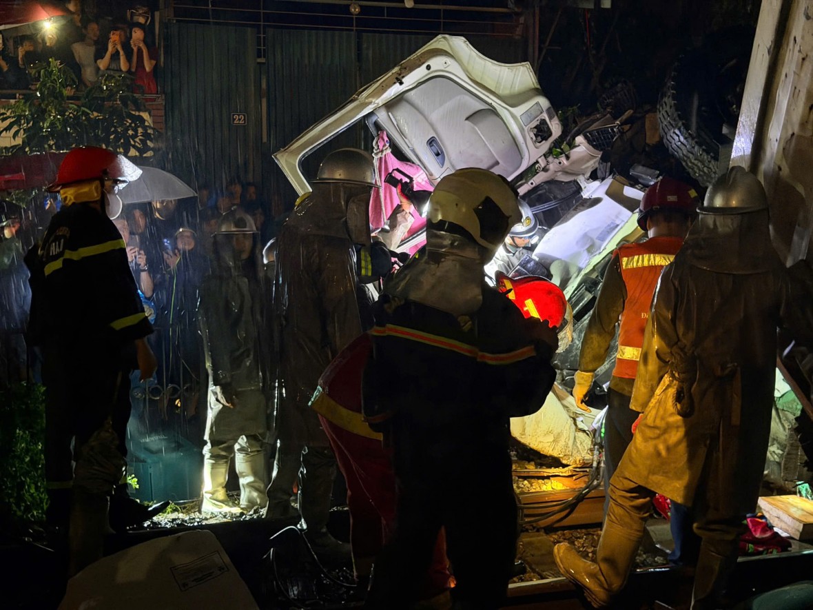 Công an Hà Nội thông tin ban đầu về vụ va chạm giao thông đường sắt khiến 2 người thương vong