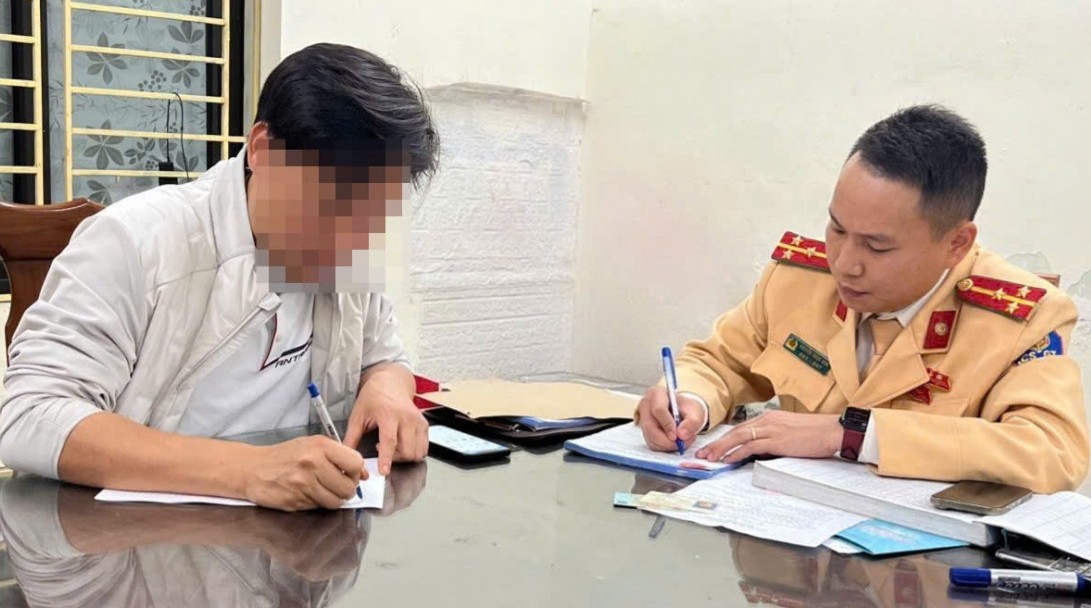 Khẩn trương xử lý tài xế cho trẻ em ngồi cùng hàng ghế lái xe