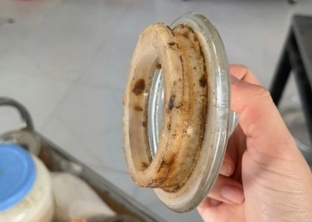 Một dụng cụ đựng thực phẩm bị ố vàng, được cho là chưa đảm bảo vệ sinh Một dụng cụ đựng thực phẩm bị ố vàng, được cho là chưa đảm bảo vệ sinh