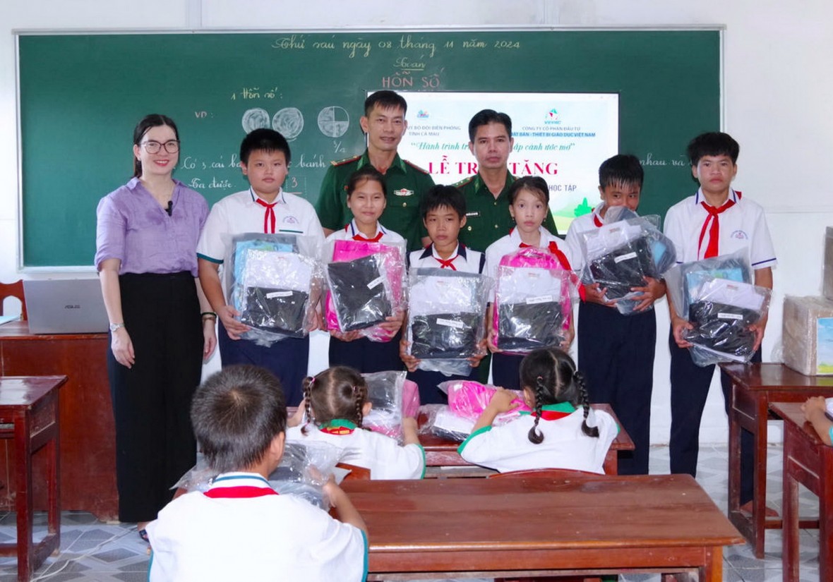 “Nâng bước em đến trường – Con nuôi Đồn Biên phòng”: Điểm tựa nhân văn nơi địa đầu cực Nam Tổ quốc