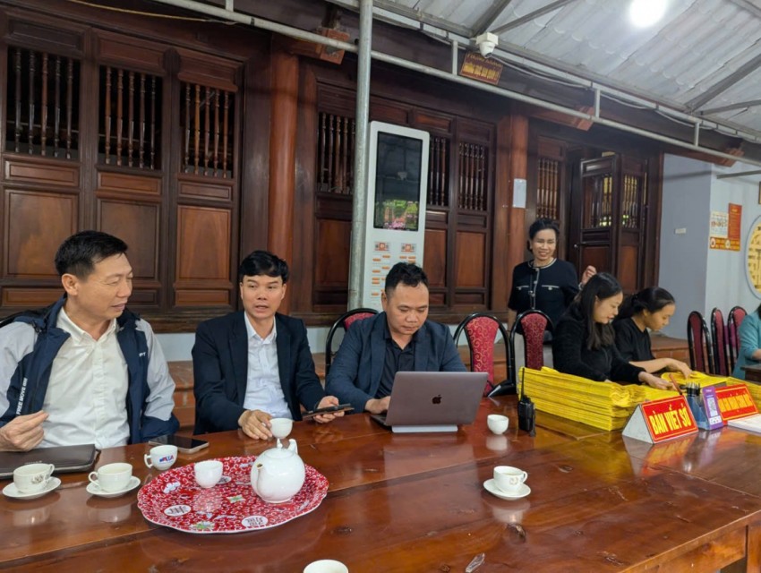 Thầy Võ Tùng Lâm - Thủ nhang Đền Trung trao đổi thông tin với phóng viên