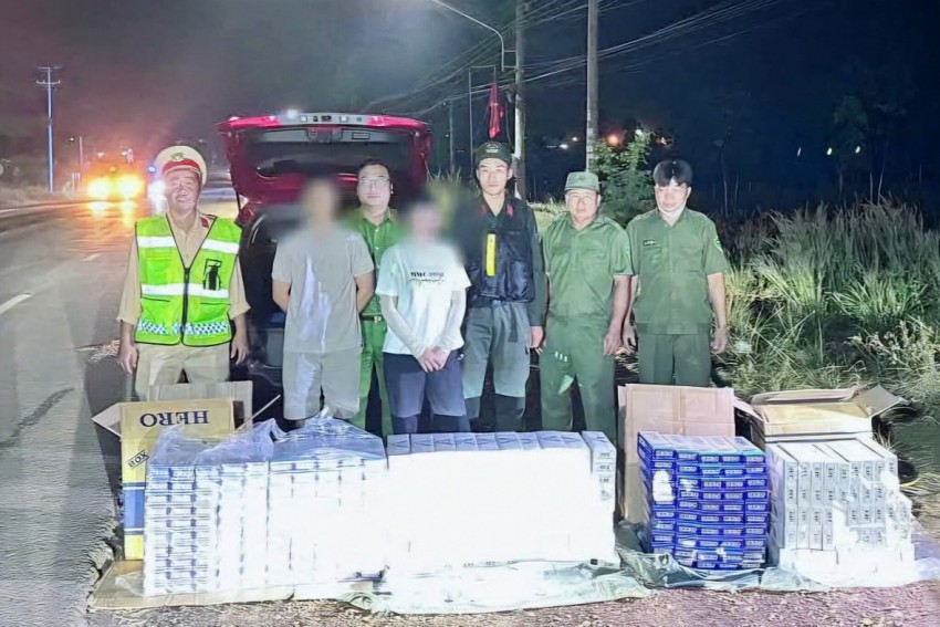 Trạm Cảnh sát giao thông Đồng Phú bắt giữ vụ vận chuyển 298 cây thuốc lá lậu. Trạm Cảnh sát giao thông Đồng Phú bắt giữ vụ vận chuyển 298 cây thuốc lá lậu.