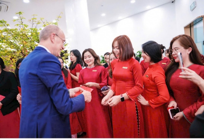 Mừng tuổi các nhân viên Ngân hàng.