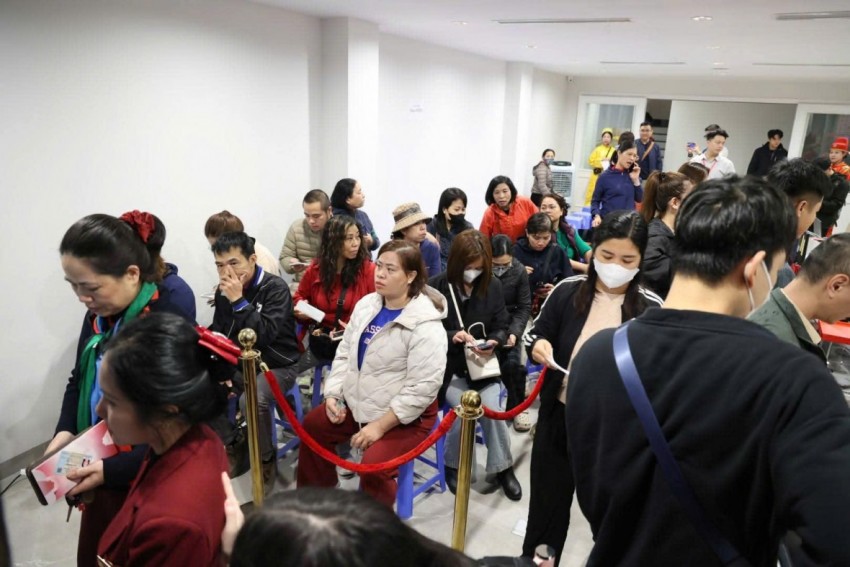 Người dân xếp hàng cả trưa chờ mua vàng ngày vía Thần Tài