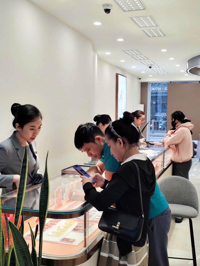 Người dân xếp hàng cả trưa chờ mua vàng ngày vía Thần Tài