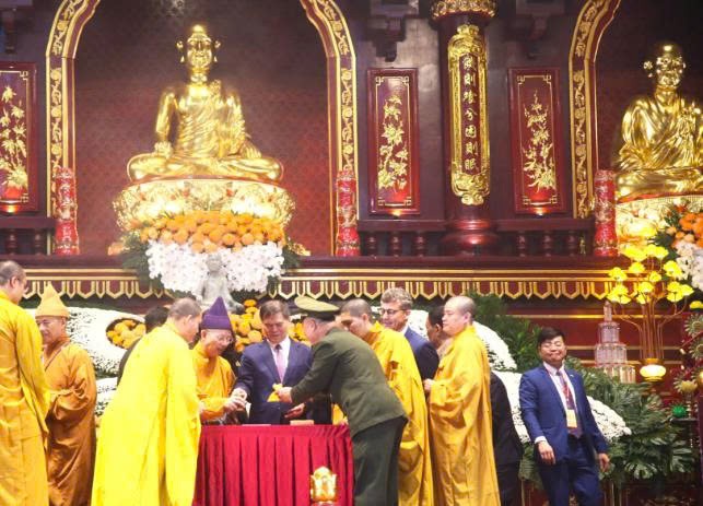 Các đại biểu làm lễ đóng dấu thiêng Yên Tử.