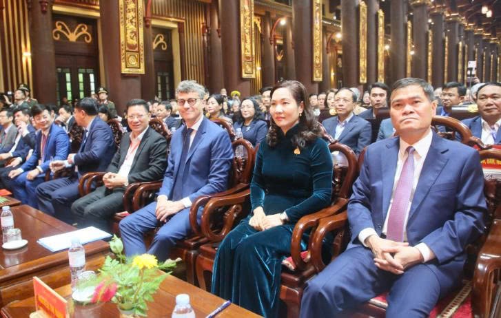 Các đại biểu tham dự lễ khai hội.