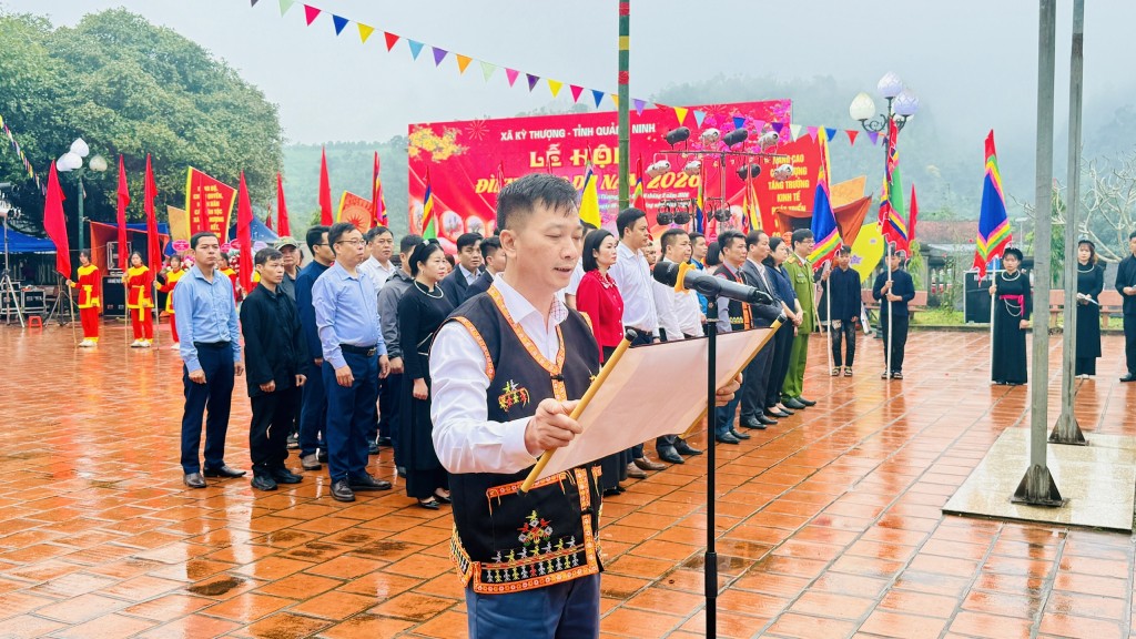 Lãnh đạo xã Kỳ Thượng đọc chúc văn kính cáo Thành hoàng làng, tổ tiên về việc mở hội.