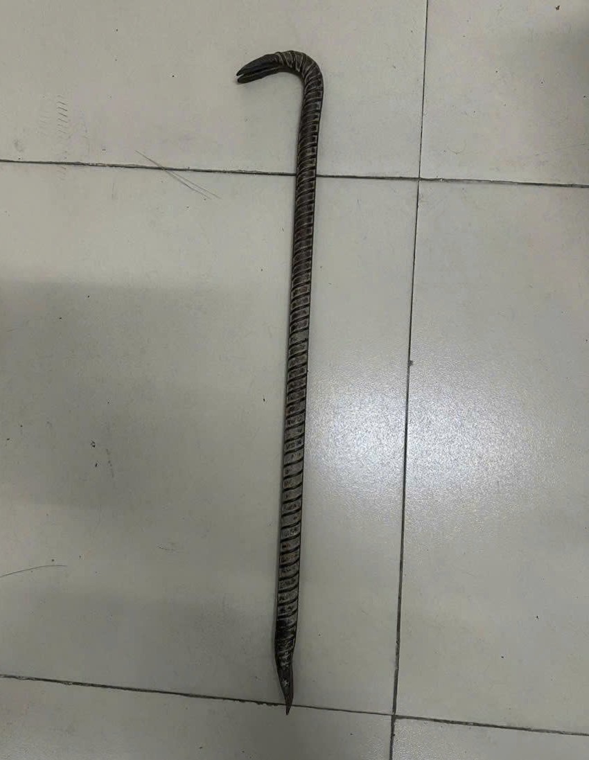 Các đối tượng dùng xà ben để thực hiện hành vi trộm cắp của mình. 