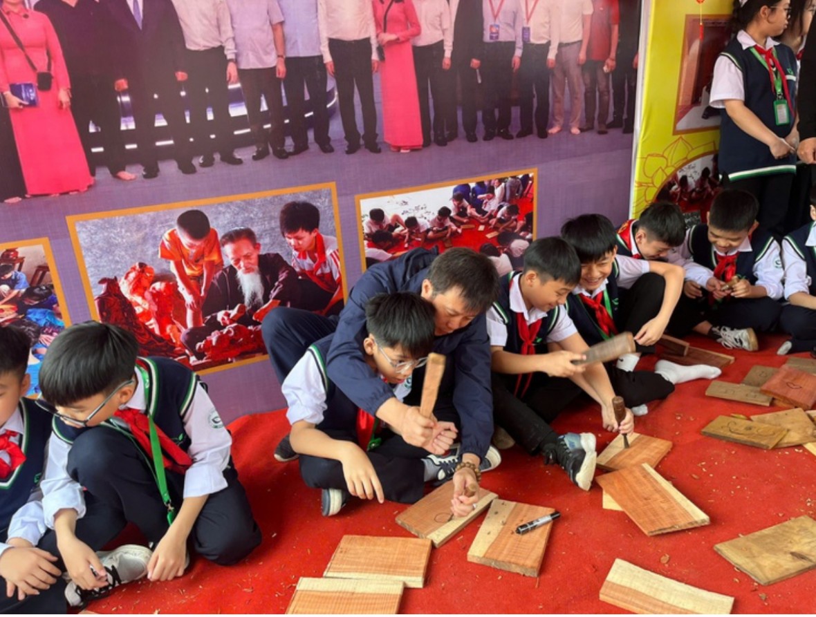 Trải nghiệm làng nghề gỗ: Cách làm sáng tạo trong giáo dục truyền thống