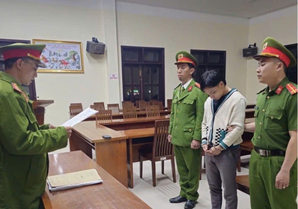 Tạm giữ hình sự thanh niên lái ôtô tông nhóm người tại cây xăng ở Đà Lạt Tạm giữ hình sự thanh niên lái ôtô tông nhóm người tại cây xăng ở Đà Lạt