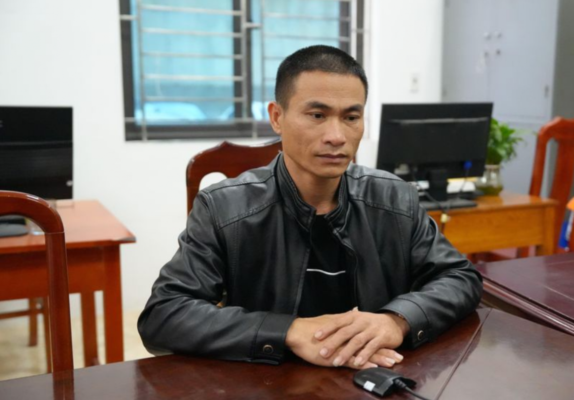 Lái tàu chở đá Nguyễn Văn Thâm tại cơ quan Công an. Lái tàu chở đá Nguyễn Văn Thâm tại cơ quan Công an.