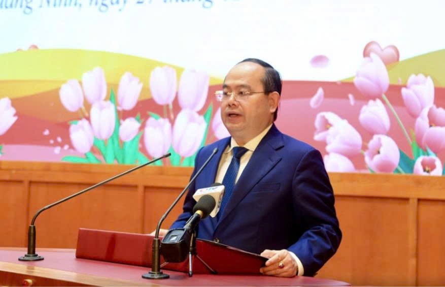 Ông Quản Minh Cường, Ủy viên Trung ương Đảng, Bí thư Tỉnh ủy, Trưởng Đoàn ĐBQH tỉnh, phát biểu tại buổi gặp mặt.