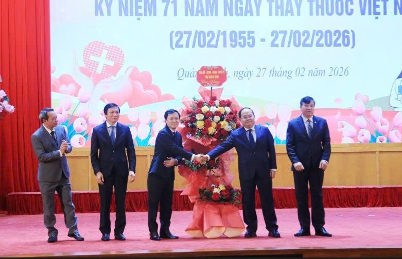 Ông Quản Minh Cường, Ủy viên Trung ương Đảng, Bí thư Tỉnh ủy, Trưởng Đoàn ĐBQH tỉnh, thay mặt Tỉnh ủy - HĐND - UBND - Ủy ban MTTQ tỉnh, tặng hoa chúc mừng ngành Y tế.