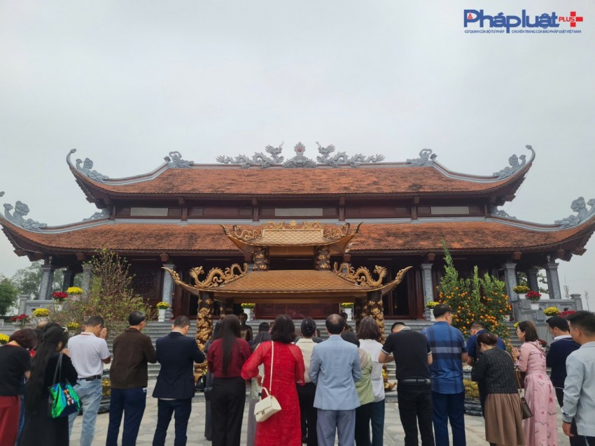 Không gian linh thiêng, tĩnh lặng nơi thờ tự vị 